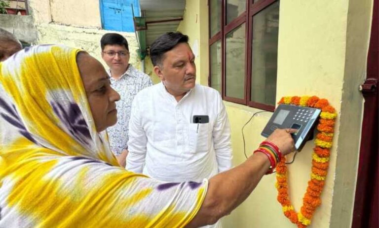सभी वार्डों में लगेगी बायोमेट्रिक मशीन : महापौर गजराज बिष्ट