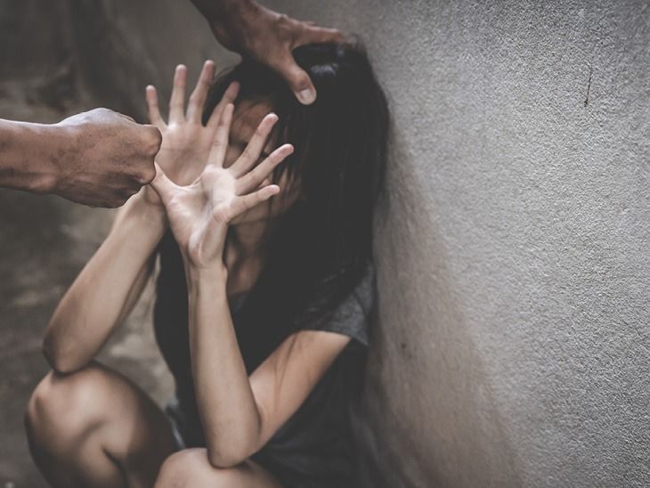 प्रेमी बना दरिंदा, दोस्तों संग मिलकर महिला से सामूहिक दुष्कर्म