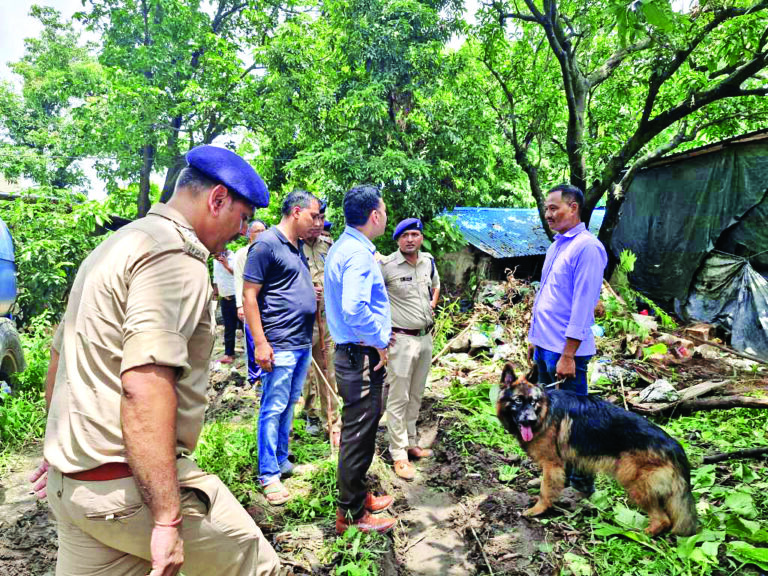 एसएसपी पीएन मीणा घटनास्थल का निरीक्षण करते हुए