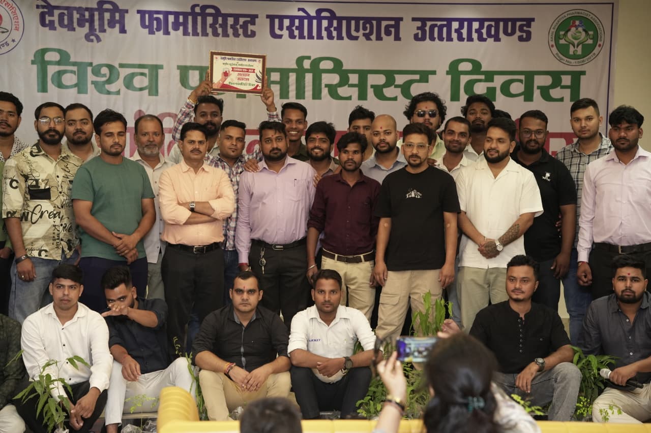 देवभूमि फार्मासिस्ट एसोसिएशन ने लगाया विशाल रक्तदान शिविर