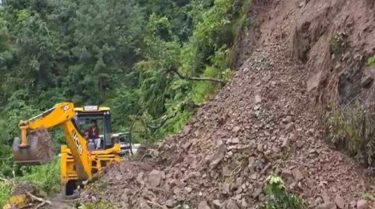 उत्तराखंड में मौसम का कहर: नैनीताल-हल्द्वानी हाईवे भूस्खलन से बंद