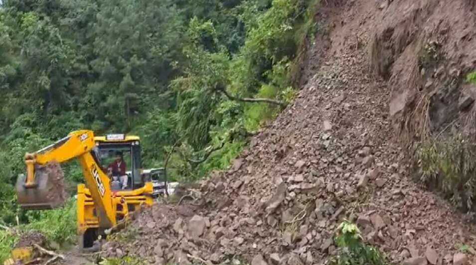 उत्तराखंड में मौसम का कहर: नैनीताल-हल्द्वानी हाईवे भूस्खलन से बंद