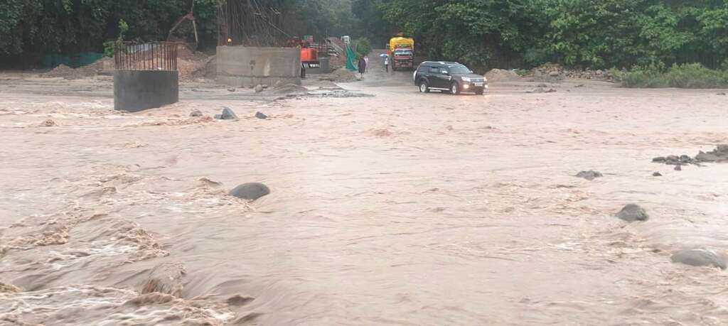 शेर नाला उफान पर, गौलापार-चोरगलिया मार्ग पर ट्रैफिक बंद